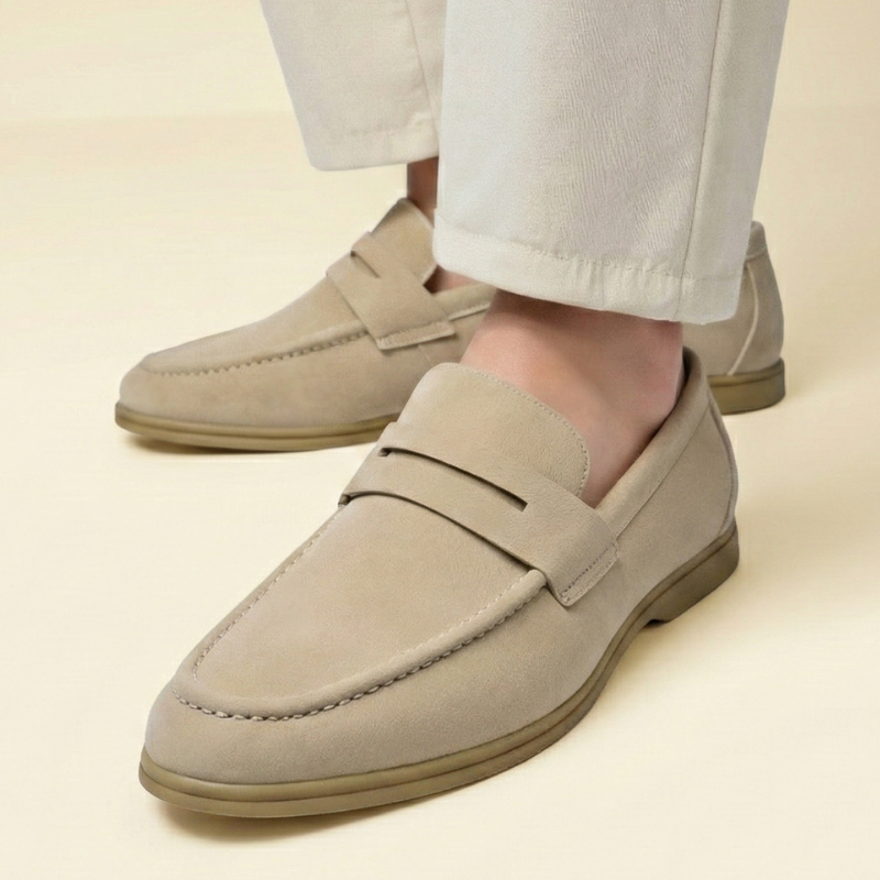 Beżowe mokasyny z zamszowym wykończeniem na modelu, ujęcie z boku