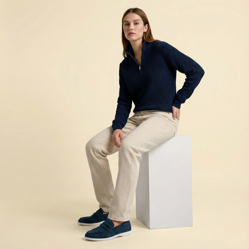 Granatowe mokasyny z zamszowym wykończeniem na modelce, pozycja siedząca