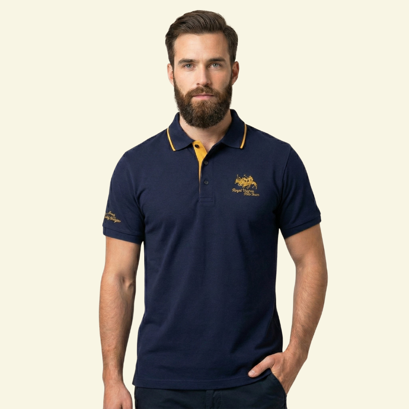 Model w granatowej koszulce polo, ujęcie pod lekkim kątem na beżowym tle.