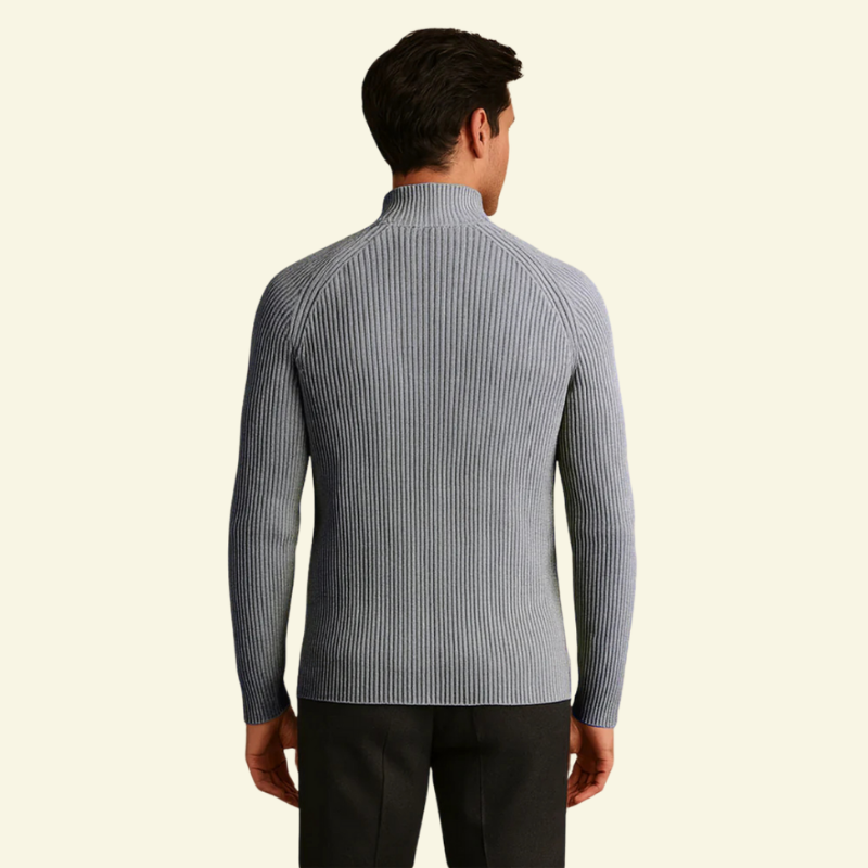 Boczny profil srebrnego swetra męskiego o dopasowanym kroju i wyraźnej fakturze — Lubomirske