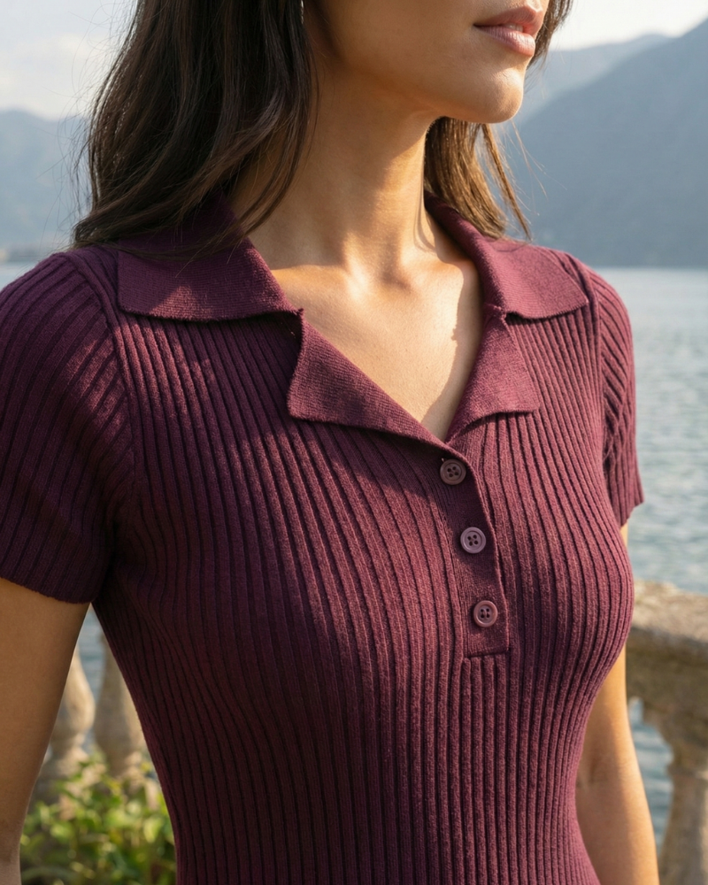 detal kołnierzyka polo i dekoltu bordowej sukienki z prążkowanej dzianiny