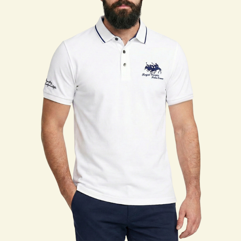 Model w białej koszulce polo z haftem, ujęcie od przodu.