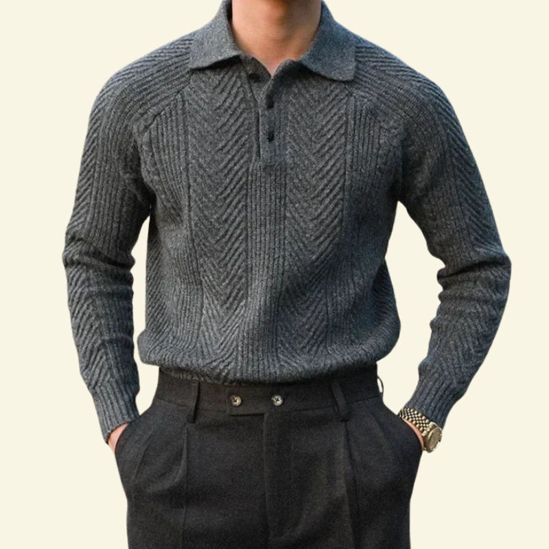 Sweter polo w kolorze szarym, o strukturze warkoczowej, zestawiony z wełnianymi spodniami — Lubomirske