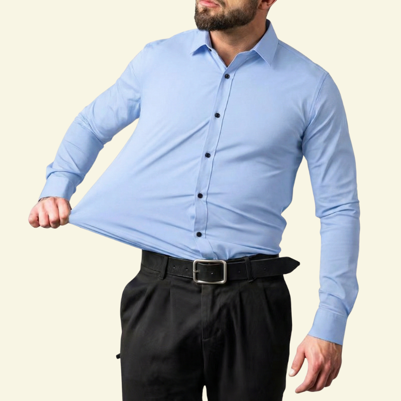 Model rozciągający materiał jasnoniebieskiej koszuli, ujęcie od przodu.