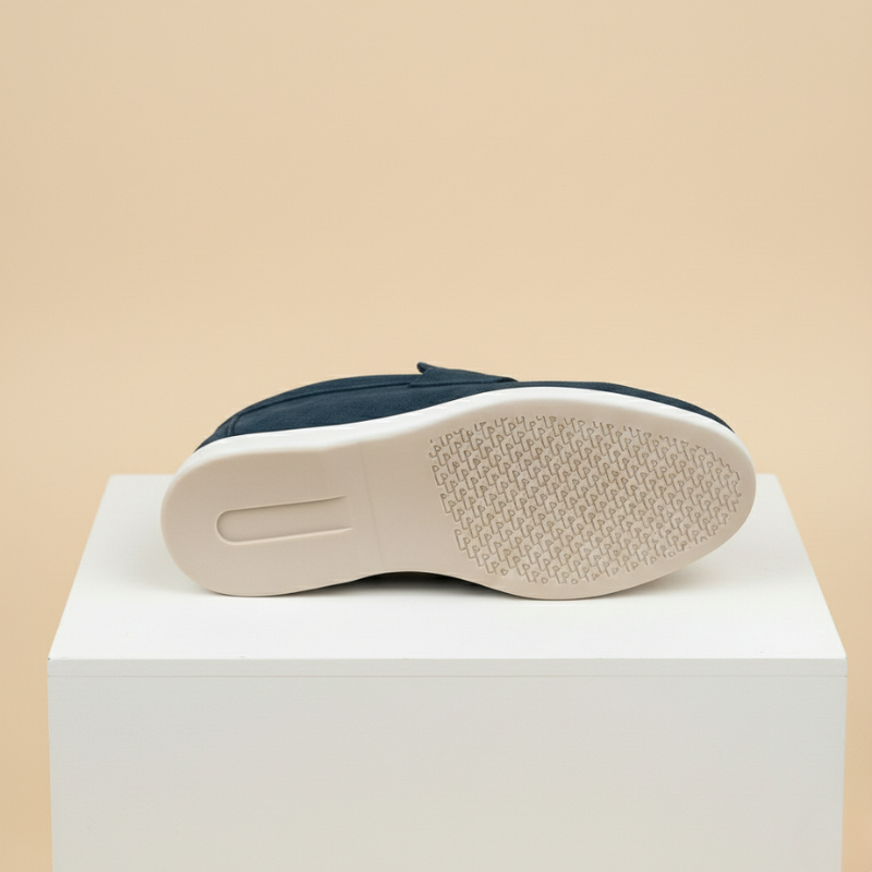 Granatowe mokasyny z zamszowym wykończeniem, widok podeszwy od spodu