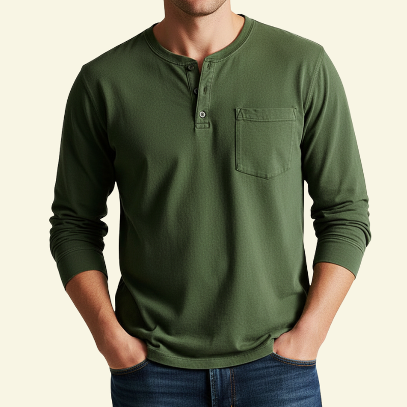 Model w zielonej koszulce Henley w odcieniu wojskowym, ujęcie od przodu.