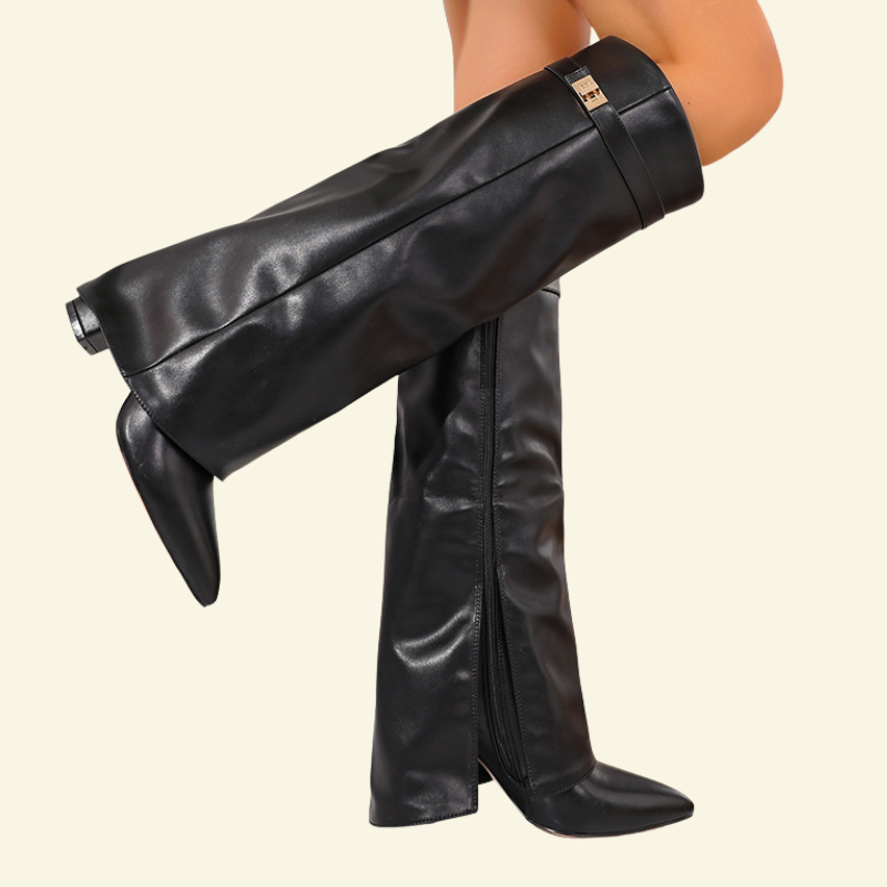 Czarne kozaki damskie na koturnie w widoku bocznym na modelce, gładkie wykończenie skóry ekologicznej, wyraźnie zarysowany obcas