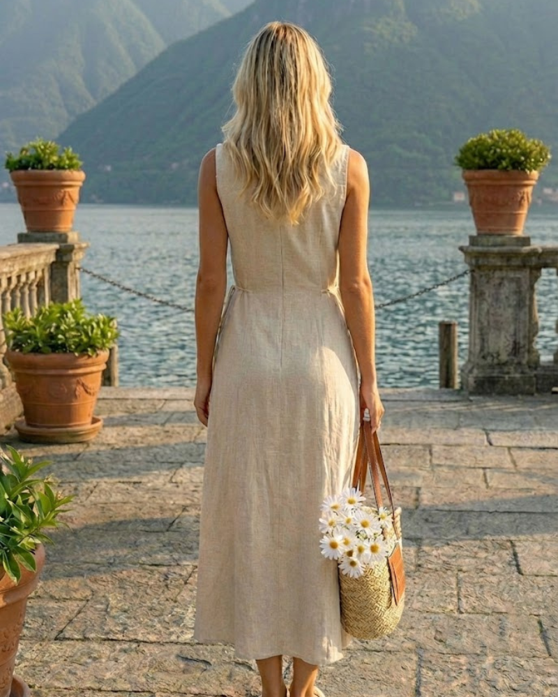 modelka w beżowej sukience midi bez rękawów – widok tył