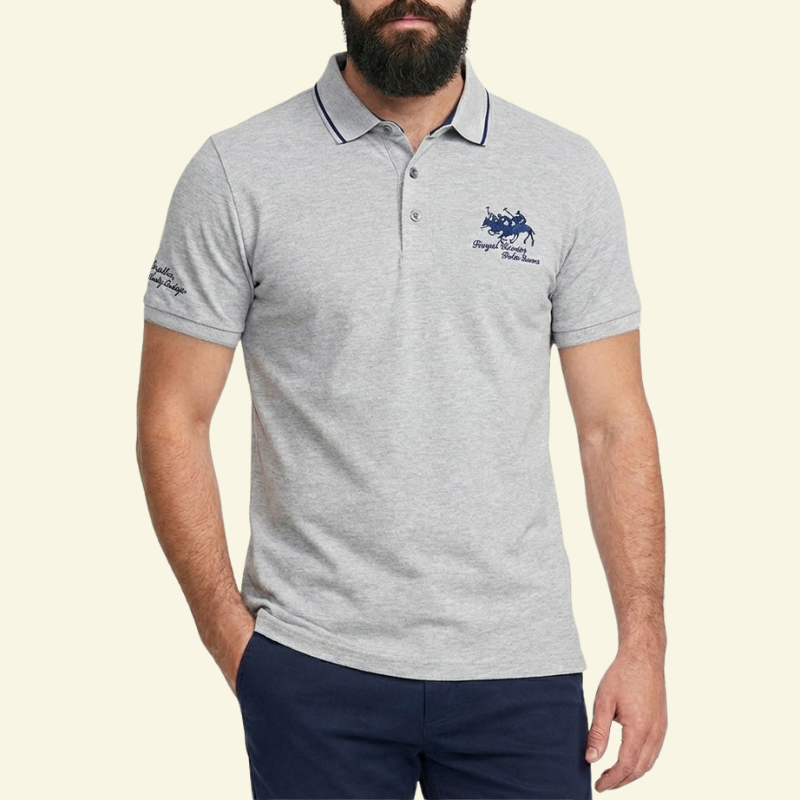 Model w jasnoszarej koszulce polo z haftem, ujęcie od przodu.