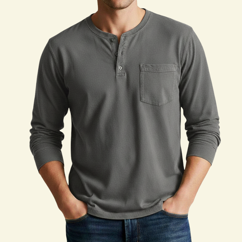 Model w ciemnoszarej koszulce Henley, ujęcie od przodu.