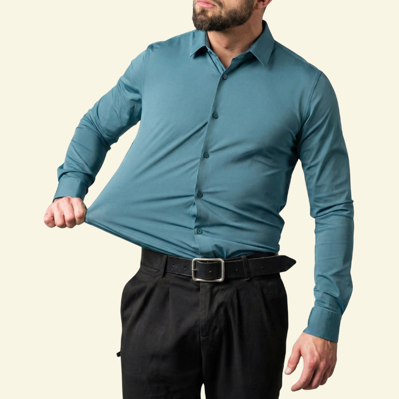 Model rozciągający materiał turkusowej koszuli, ujęcie od przodu.