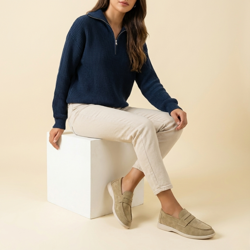 Beżowe mokasyny z zamszowym wykończeniem na modelce, ujęcie siedzące