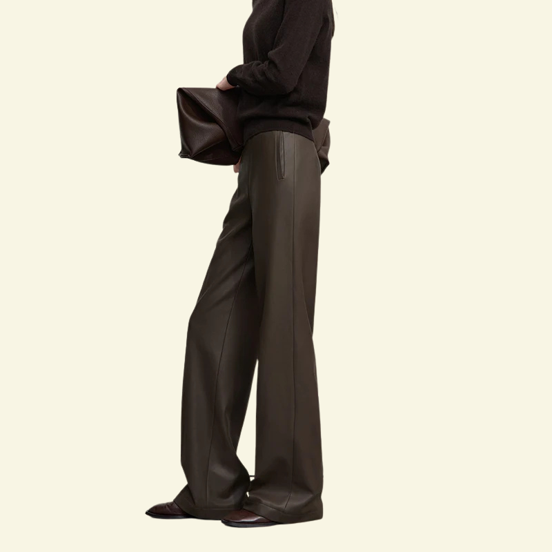 Ciemnobrązowe spodnie ze skóry ekologicznej z szerokimi nogawkami, widok z profilu, elegancki połysk materiału — Lubomirske