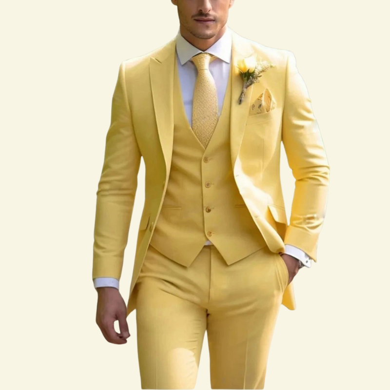 Model w żółtym garniturze, ujęcie od przodu.