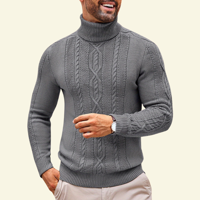 Srebrnoszary golf męski o warkoczowym splocie, prezentowany na modelu; subtelny odcień i miękka faktura — Lubomirske