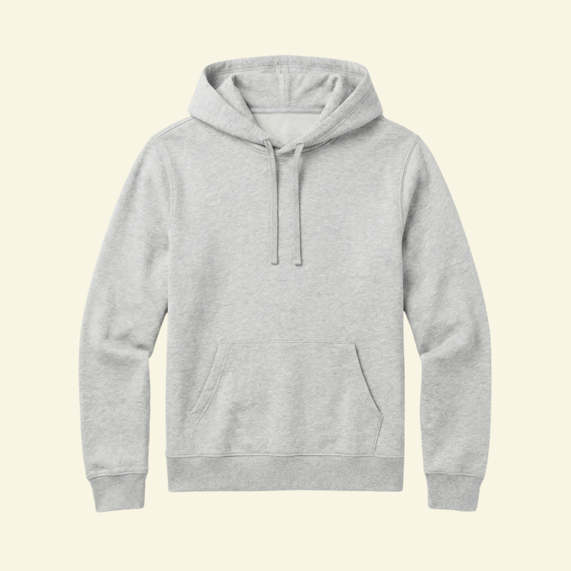 Srebrnoszara męska bluza z kapturem, z kieszenią kangurką i klasycznym krojem, pokazana na jasnym tle.