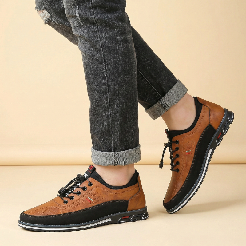 Brązowe sneakersy męskie noszone przez modela, ujęcie w ruchu z boku, zestawione z ciemnymi jeansami.