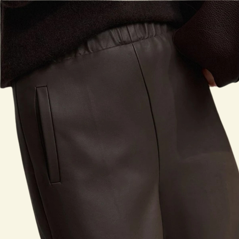 Zbliżenie na spodnie damskie ze skóry ekologicznej w kolorze ciemnej kawy, widoczne detale i faktura materiału — Lubomirske