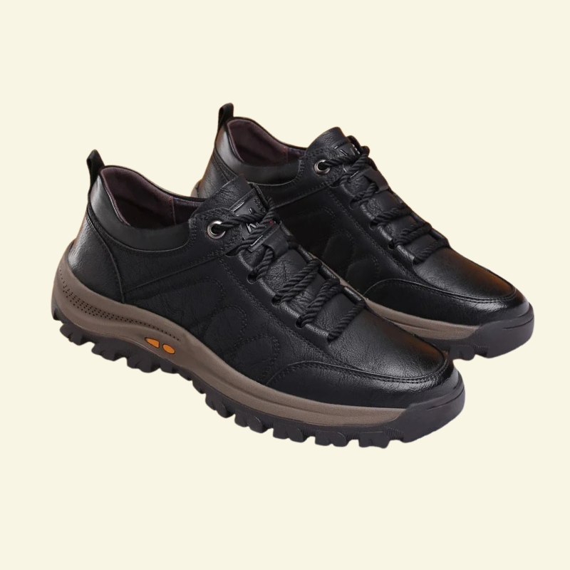 Czarne sneakersy męskie o solidnej, casualowej konstrukcji, wykonane ze skóry ekologicznej, zaprezentowane na jasnym tle w ujęciu produktowym.