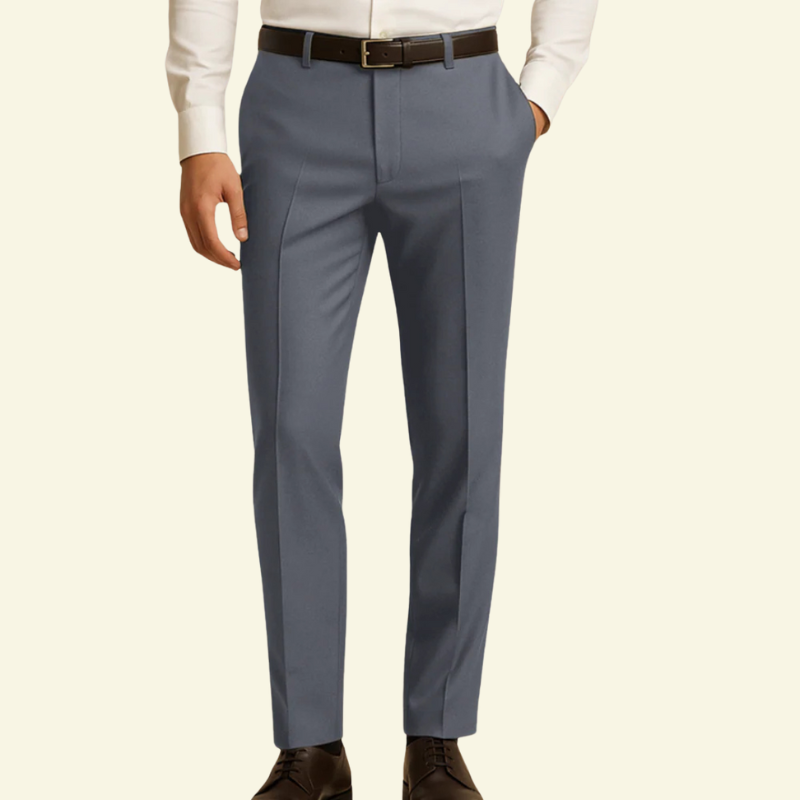 Model w srebrnych eleganckich spodniach o prostym kroju, ujęcie od przodu, prezentujące gładki materiał i dopasowaną linię nogawek.