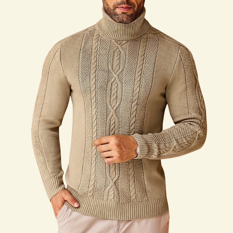 Beżowy golf męski o warkoczowym splocie, prezentowany na modelu; klasyczny i elegancki w stylu old money — Lubomirske