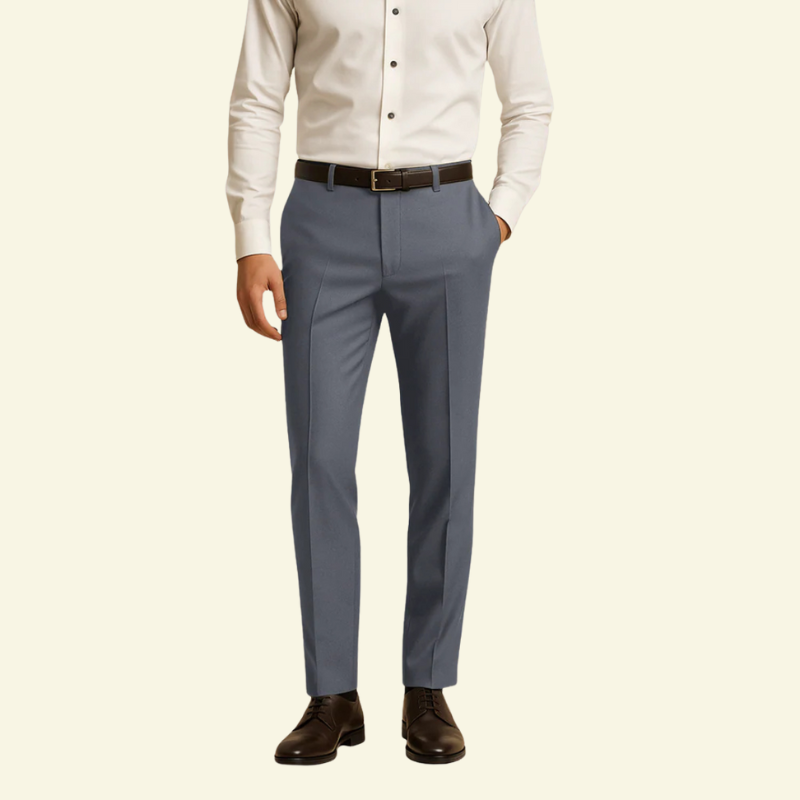 Model w srebrnych spodniach biznesowych Slim Fit, ujęcie frontalne ukazujące komfortowy krój i eleganckie wykończenia.