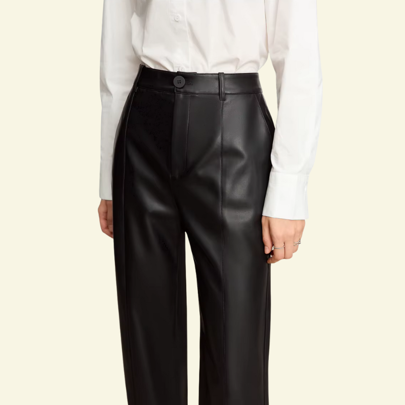 Czarne spodnie ze skóry ekologicznej, ujęcie z półprofilu, stylowy i ponadczasowy charakter — Lubomirske