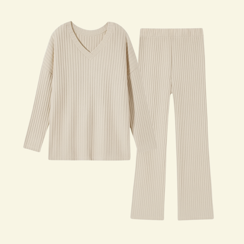 Kremowy damski komplet prążkowany z długą bluzką z dekoltem w serek i prostymi spodniami, ujęcie produktowe na jasnym tle. Miękka, elastyczna Premium Fabric Blend o delikatnej prążkowanej strukturze.