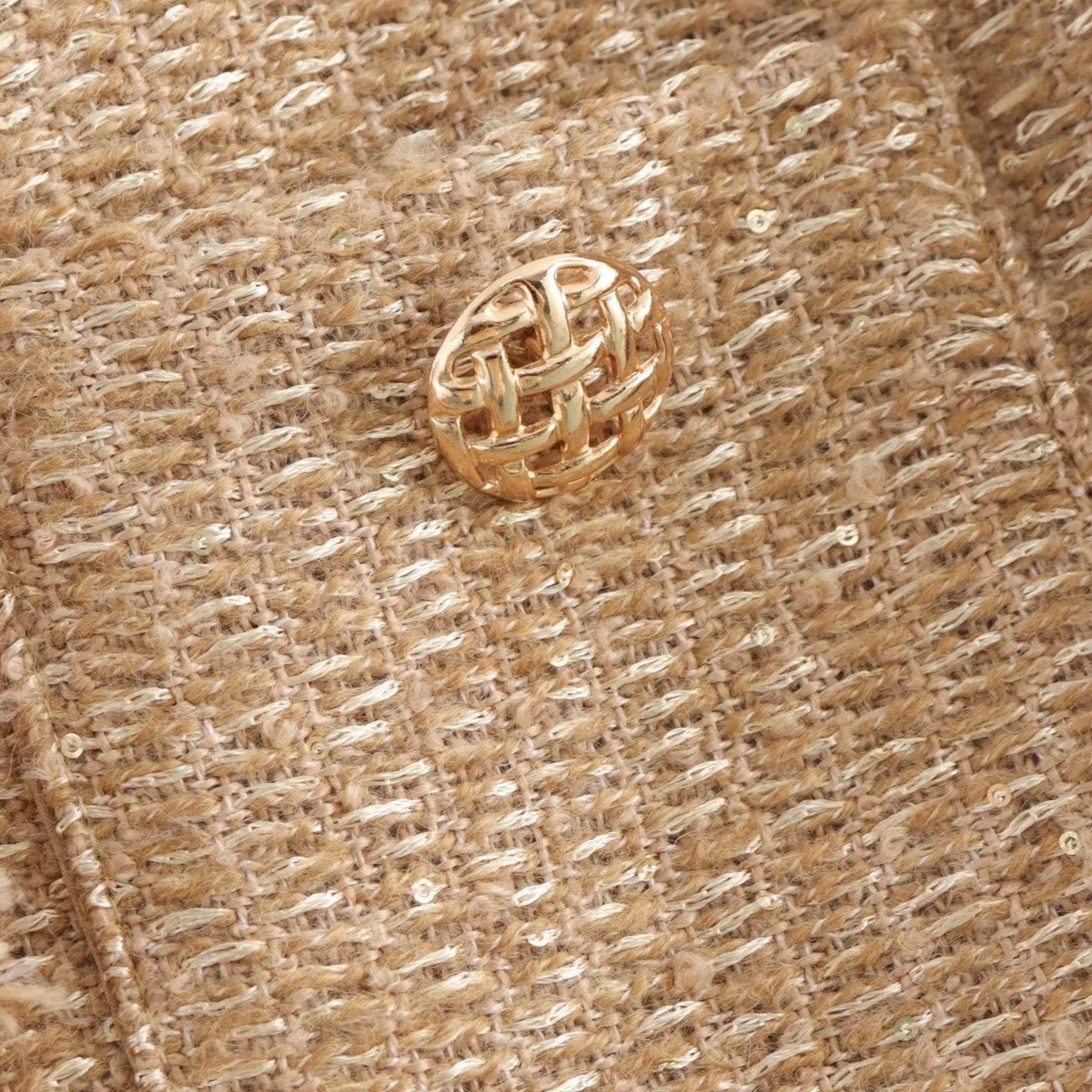 Złoty guzik marynarki tweedowej — detal podkreślający kunszt Lubomirske