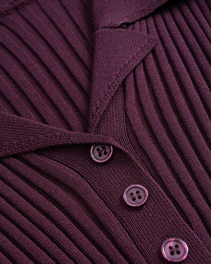 detal guzików i prążkowanej struktury materiału sukienki