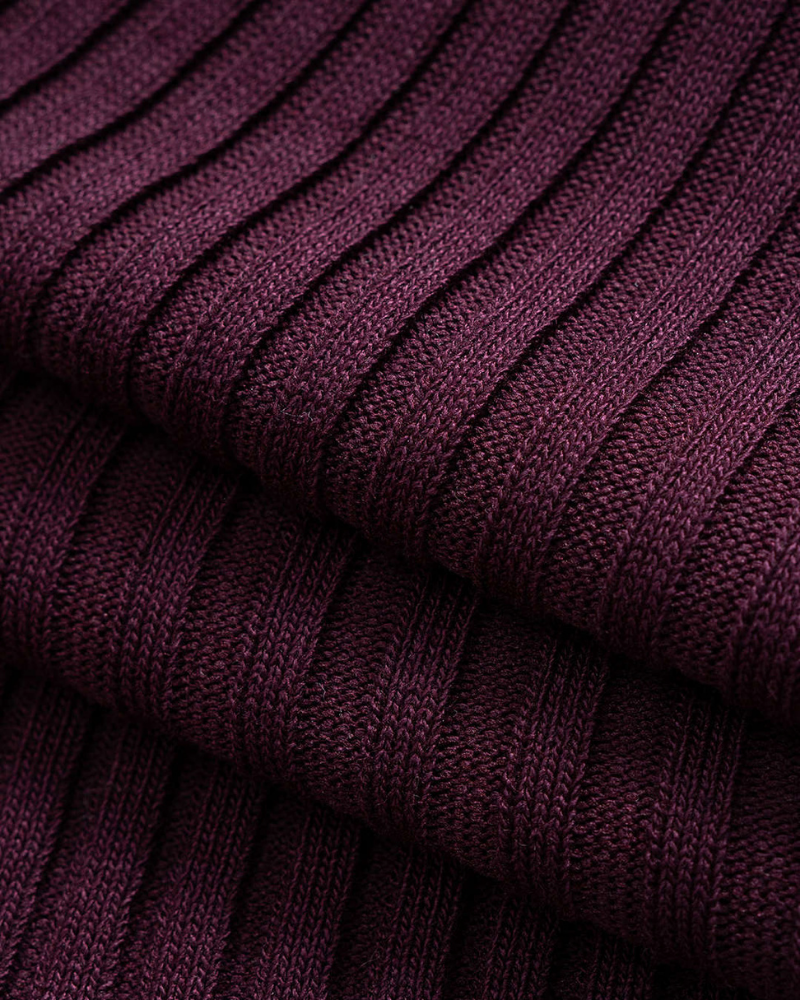 zbliżenie prążkowanej dzianiny bordowej sukienki