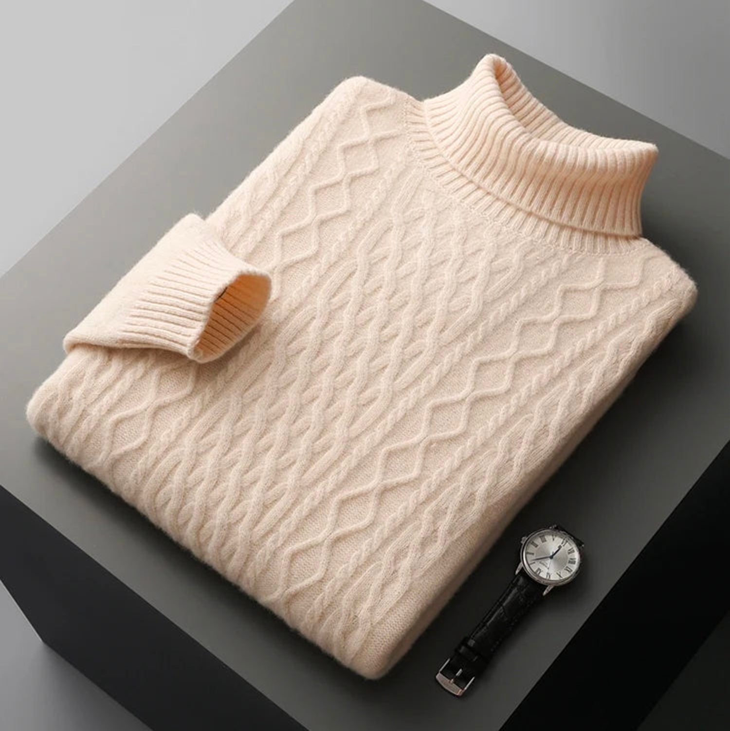 Kremowy wełniany sweter z golfem, starannie złożony — miękkość i prostota w stylu old money — Lubomirske