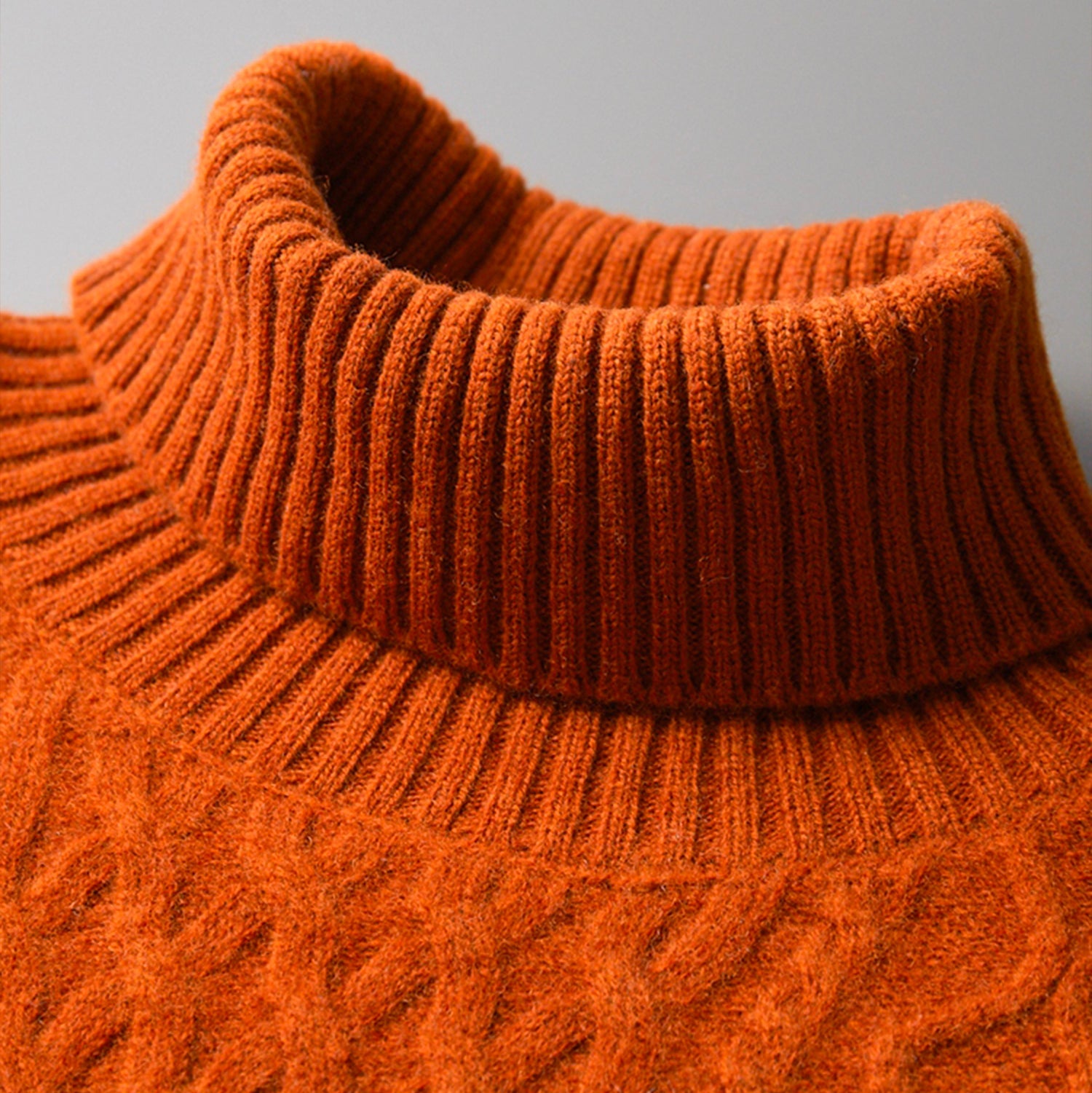 Detal warkoczowego splotu i wykończenia golfu w kolorze pomarańczowym — ciepło, faktura i kunszt Lubomirske