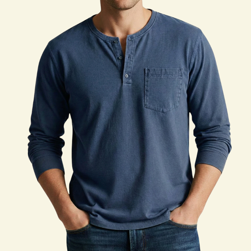 Model w ciemnoniebieskiej koszulce Henley, ujęcie od przodu.