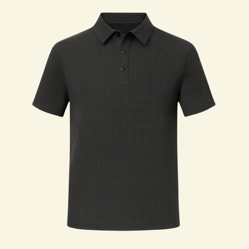 Czarna teksturowana koszulka polo z krótkim rękawem, ułożona na płasko na jasnym tle.