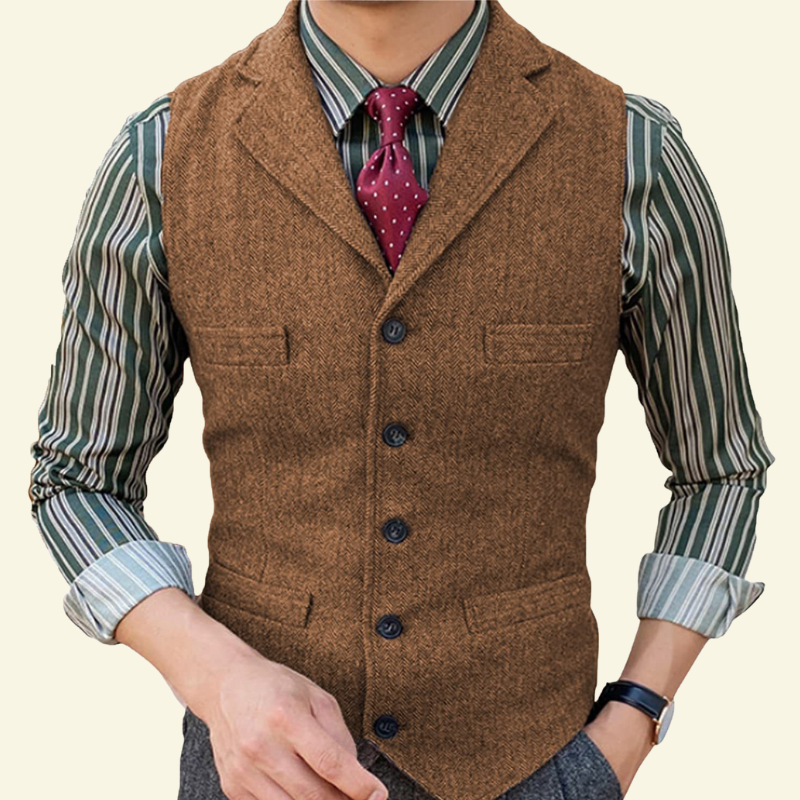 Model w jasnobrązowej tweedowej kamizelce, w koszuli w paski i krawacie; ujęcie od przodu.