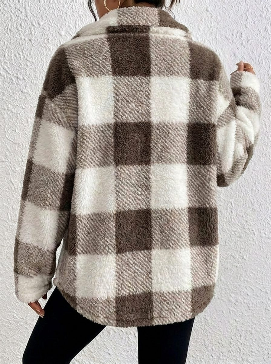 Tył kurtki baranek damskiej w brązowo-kremową kratę, długość do bioder