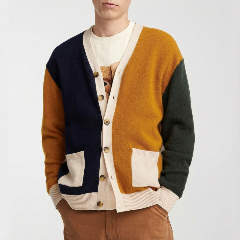 Mężczyzna w rozpinanym swetrze męskim z dekoltem V i kontrastowymi blokami kolorów — Lubomirske
